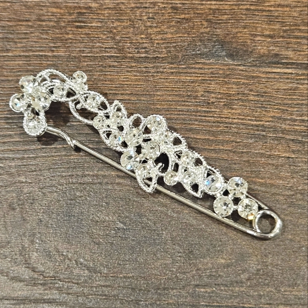 NEW🧷 Silver Tone Crystaled Brooch